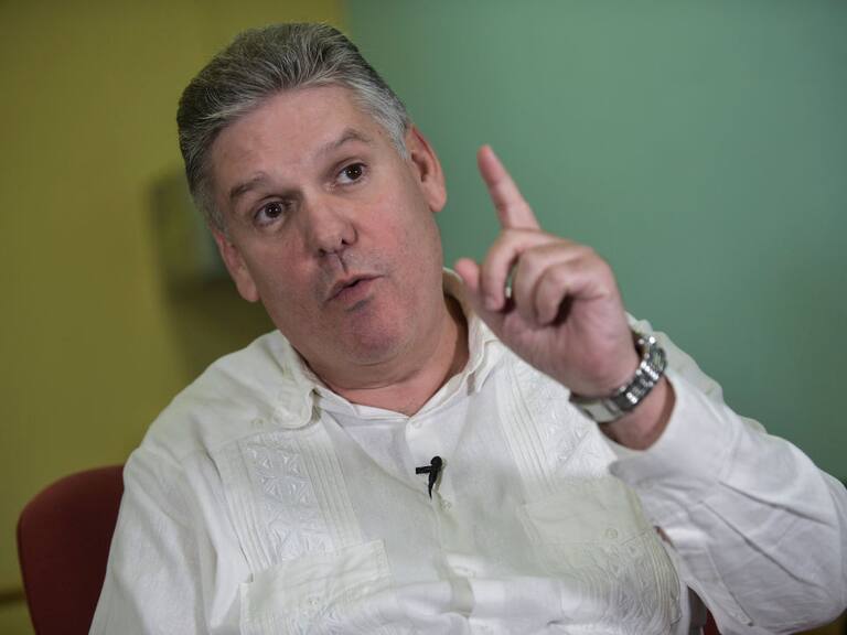 El entonces ministro de economía de Cuba, Alejandro Fernández, en un acto oficial en la ciudad de La Habana.