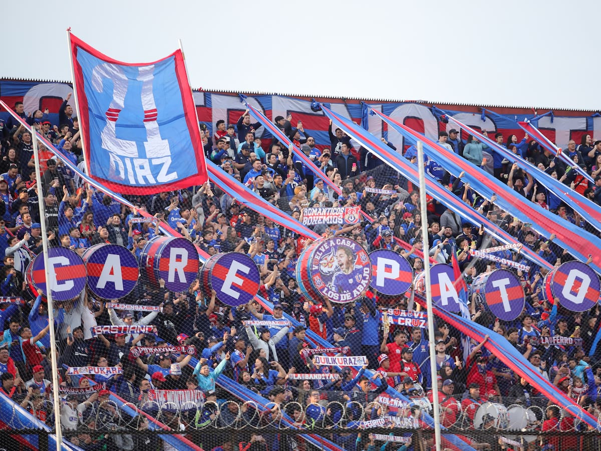 Barra de la U se manifiesta contra Azul Azul con lienzos y pirotecnia en el duelo ante Coquimbo: partido fue momentáneamente detenido