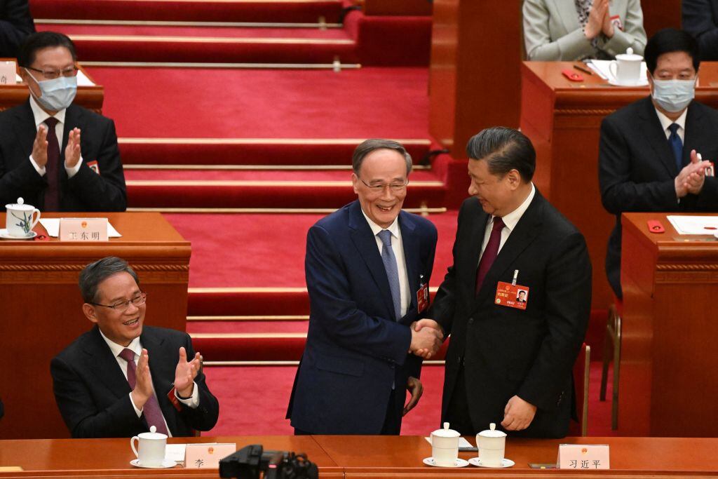 Xi Jinping saludado por el exvicepresidente Wang Qishan