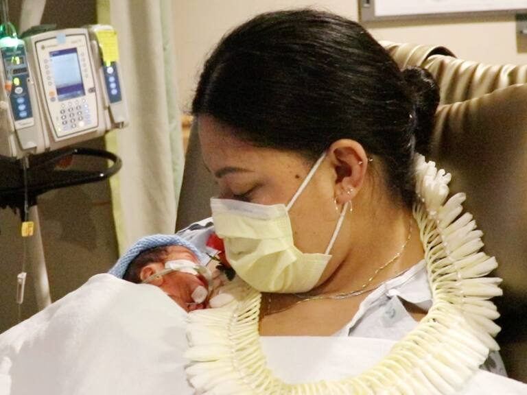 Mujer que no sabía que estaba embarazada dio a luz en avión en Estados Unidos: personal médico iba a bordo