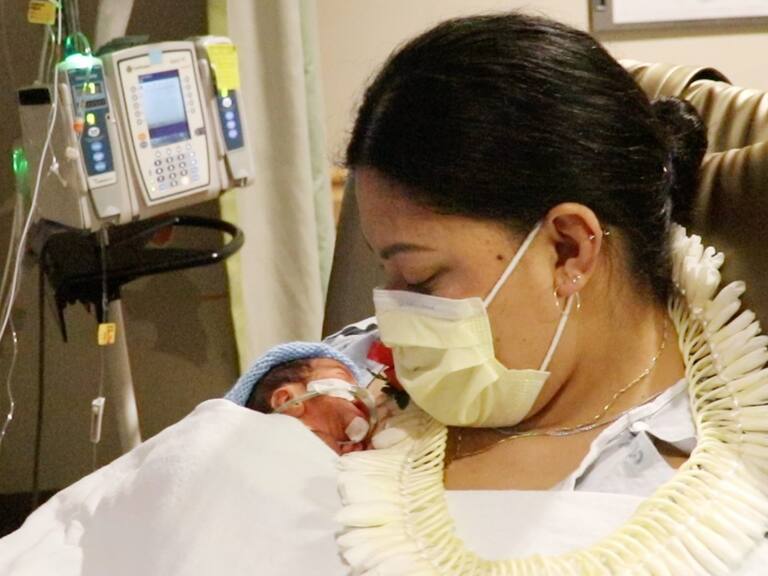 Mujer que no sabía que estaba embarazada dio a luz a bebé prematuro en un avión en Estados Unidos: casualmente personal médico iba a bordo