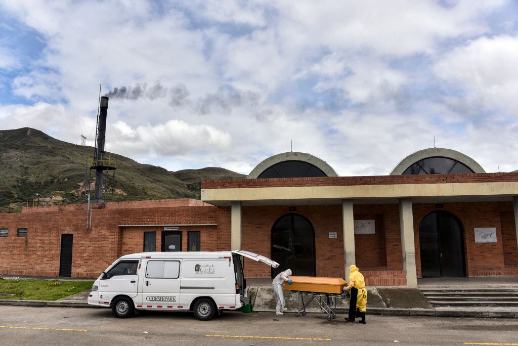 Víctima del Covid-19 es llevada al crematorio en Colombia