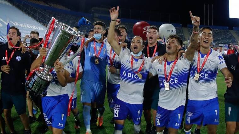 10 de Febrero del 2021/SANTIAGOUniversidad Católica Campeon jugadores celebran el campeonato ,durante el partido valido por la Trigésima tercera fecha del Campeonato Nacional AFP PlanVital 2020, entre Universidad Católica vs Union La Calera, disputado en el Estadio San Carlos de Apoquindo.
FOTO:FRANCISCO LONGA/AGENCIAUNO