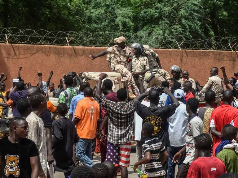 Manifestación en apoyo a militares que realizaron un golpe de estado en Níger