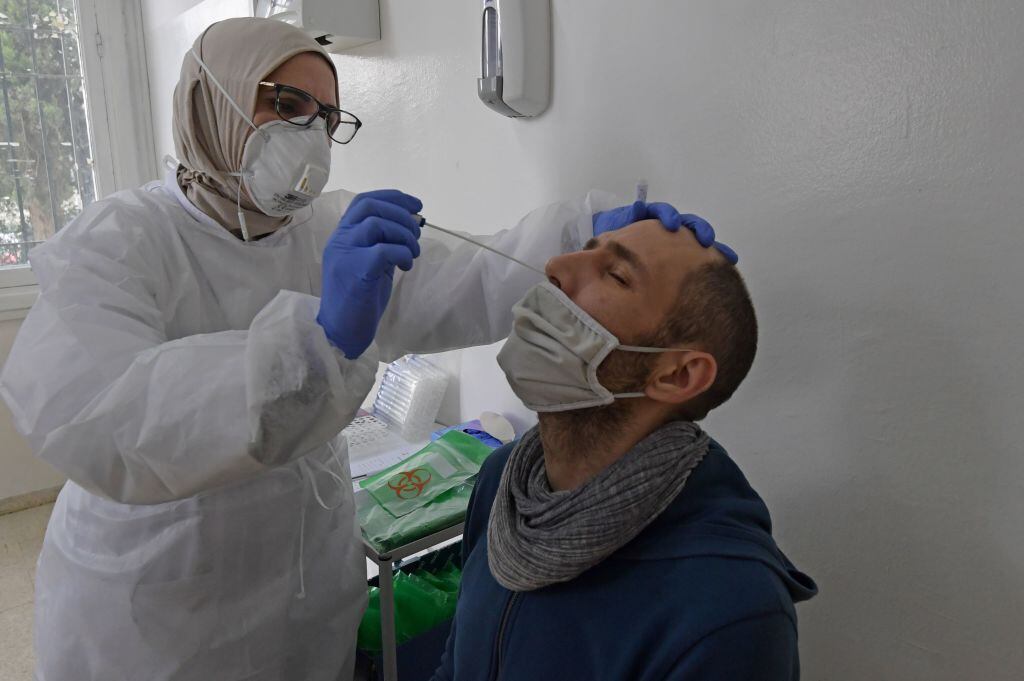 Una tecnóloga médica realiza un examen del Covid-19 en Túnez