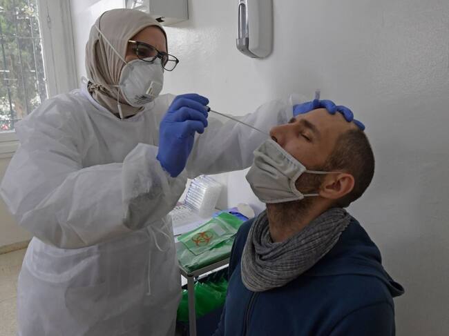 Una tecnóloga médica realiza un examen del Covid-19 en Túnez