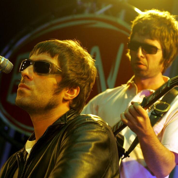 Anuncian extensión horaria de Metro y Red Movilidad para concierto de Oasis en Chile