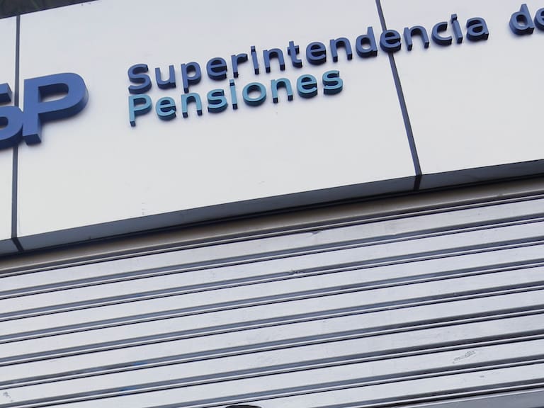 18 de Agosto de 2016/SANTIAGOEstudiantes se manifiestan frente a la Superintendencia de Pensiones.
FOTO: PABLO VERA LISPERGUER/AGENCIAUNO