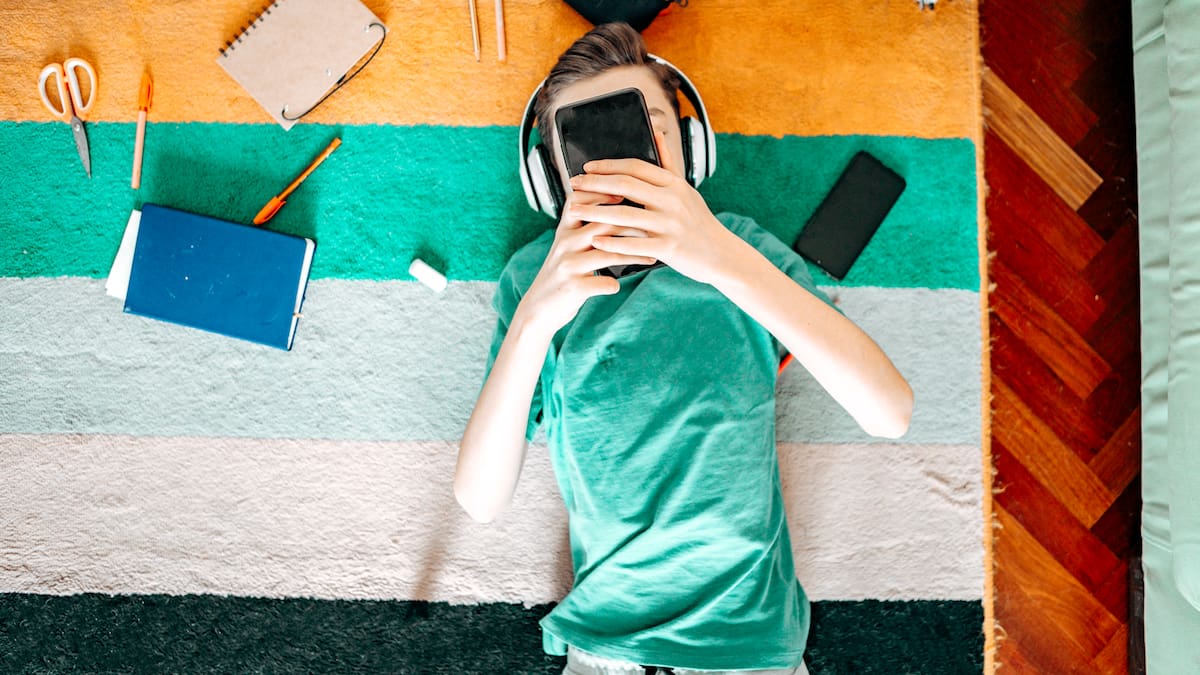 Atención padres: expertos advierten que este tipo de contenido en redes afecta el cerebro de niños y adolescentes