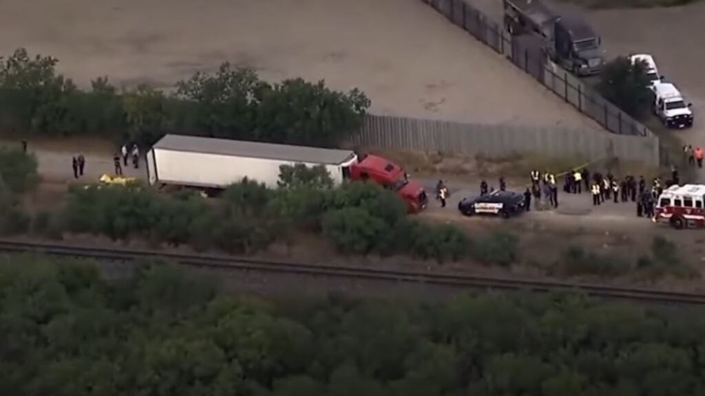Más de 40 migrantes fueron encontrados muertos al interior de un camión en Texas