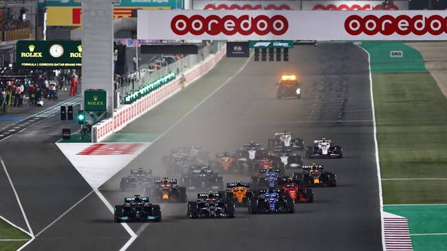 DOHA, QATAR - NOVEMBER 21: Lewis Hamilton of Great Britain driving the (44) Mercedes AMG Petronas F1 Team Mercedes W12 leads Pierre Gasly of France driving the (10) Scuderia AlphaTauri AT02 Honda and the rest of the field into turn one at the start during the F1 Grand Prix of Qatar at Losail International Circuit on November 21, 2021 in Doha, Qatar. (Photo by Mark Thompson/Getty Images)