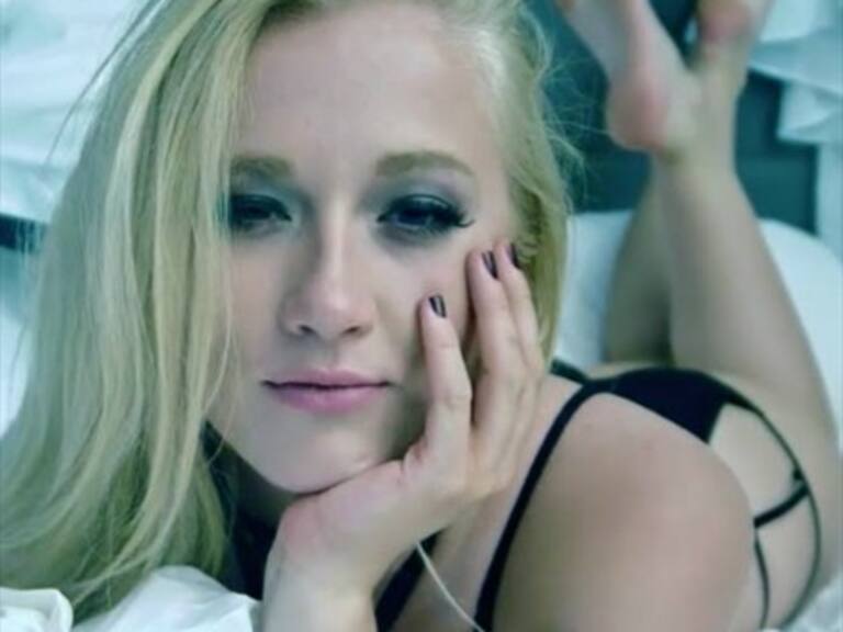 Vesta Lugg hizo arder Instagram con sensual pose en traje de baño