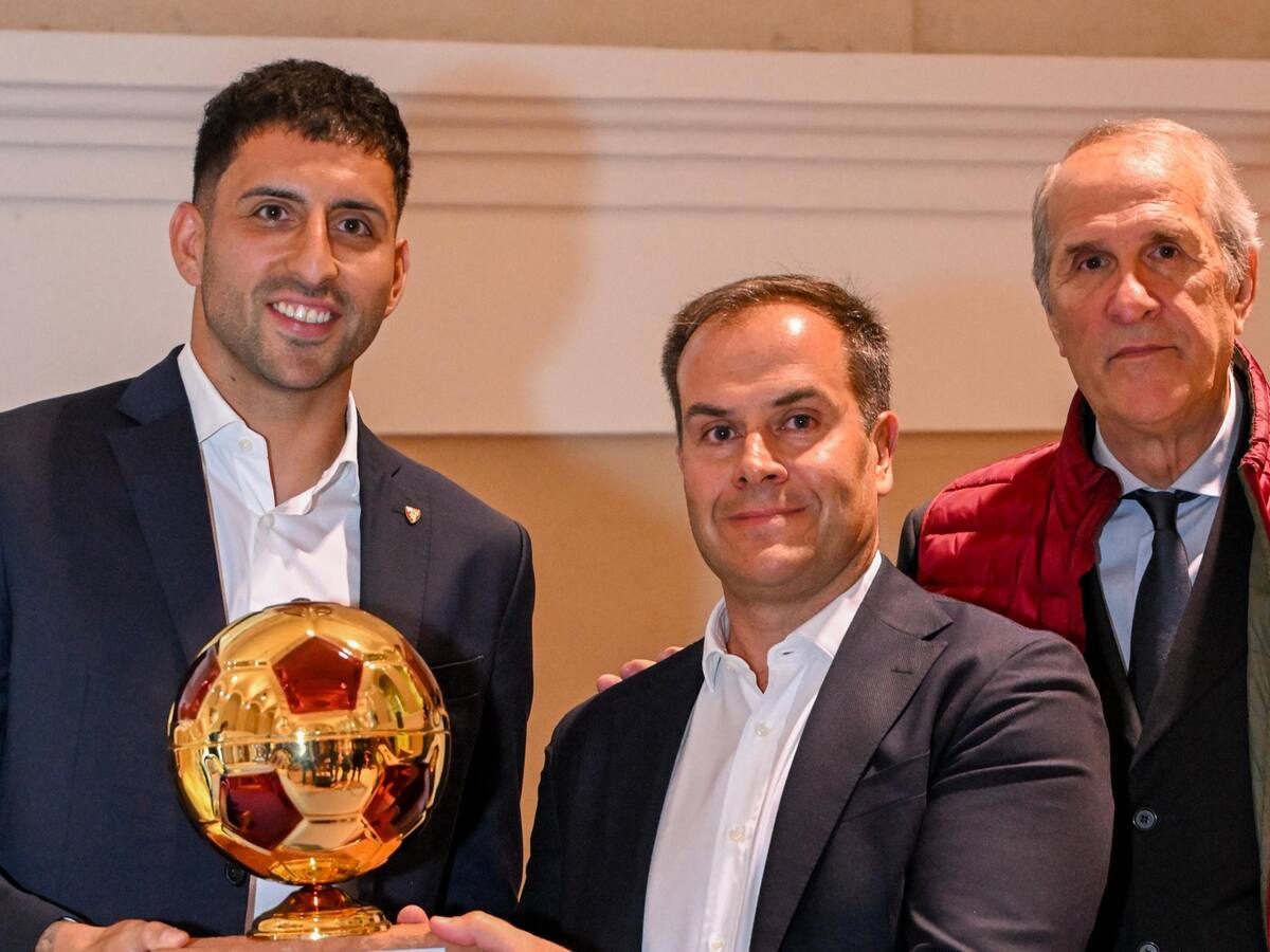 Guillermo Maripán recibe el Balón de Oro Granate como el mejor jugador de la temporada en Torino