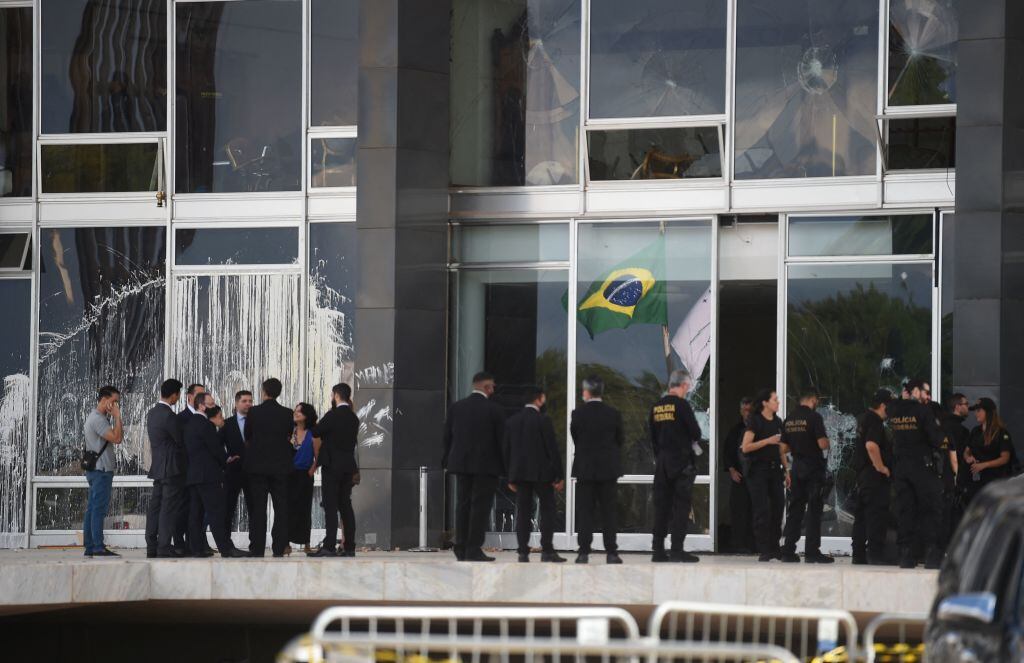 Revisan daños al palacio de gobierno de Brasil