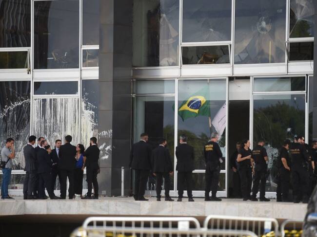 Revisan daños al palacio de gobierno de Brasil