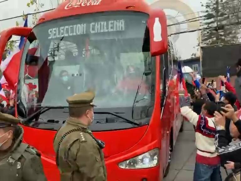 Con hinchas y Maxi Falcón presentes: Así fue la salida del bus de la Selección chilena en Juan Pinto Durán