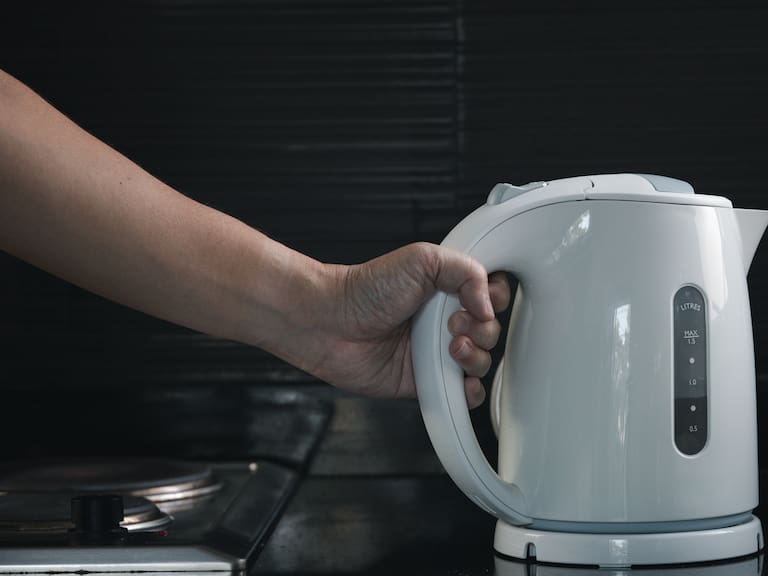 ¿Es peligroso para la salud beber agua con sarro del hervidor? Esto dicen los expertos