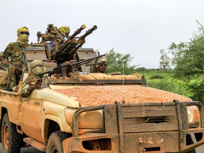 Combatientes se desplazan en un jeep hacia la capital de Sudán