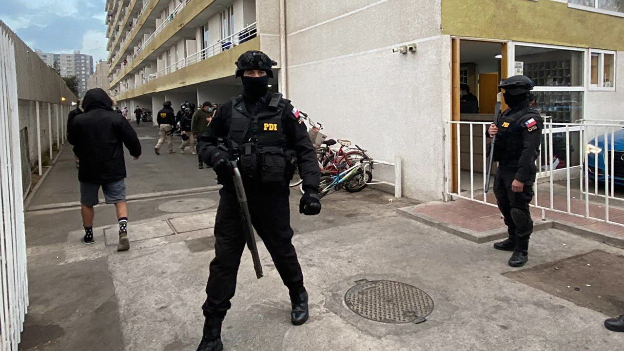 18 de mayo 2021/SantiagoPolicía de investigaciones allanó 48 dptos y detuvo a 22 personas por tráfico de droga, armas y extranjeros ilegales
FOTO: AGENCIA UNO