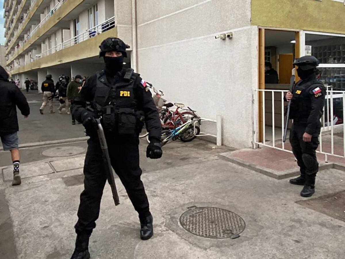 PDI detuvo a más de 20 personas en operativo en edificio de La Cisterna: allanó más de 40 departamentos