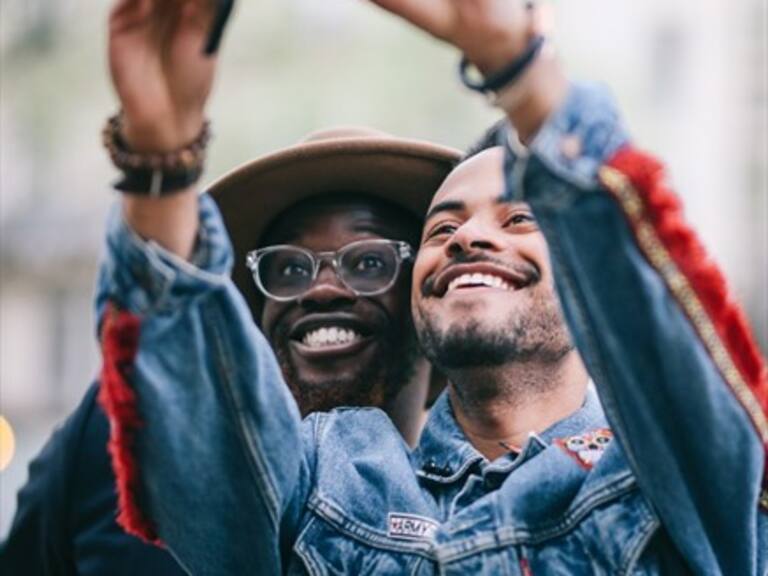 Lentes de sol delataron a irresponsable fanático de las selfies