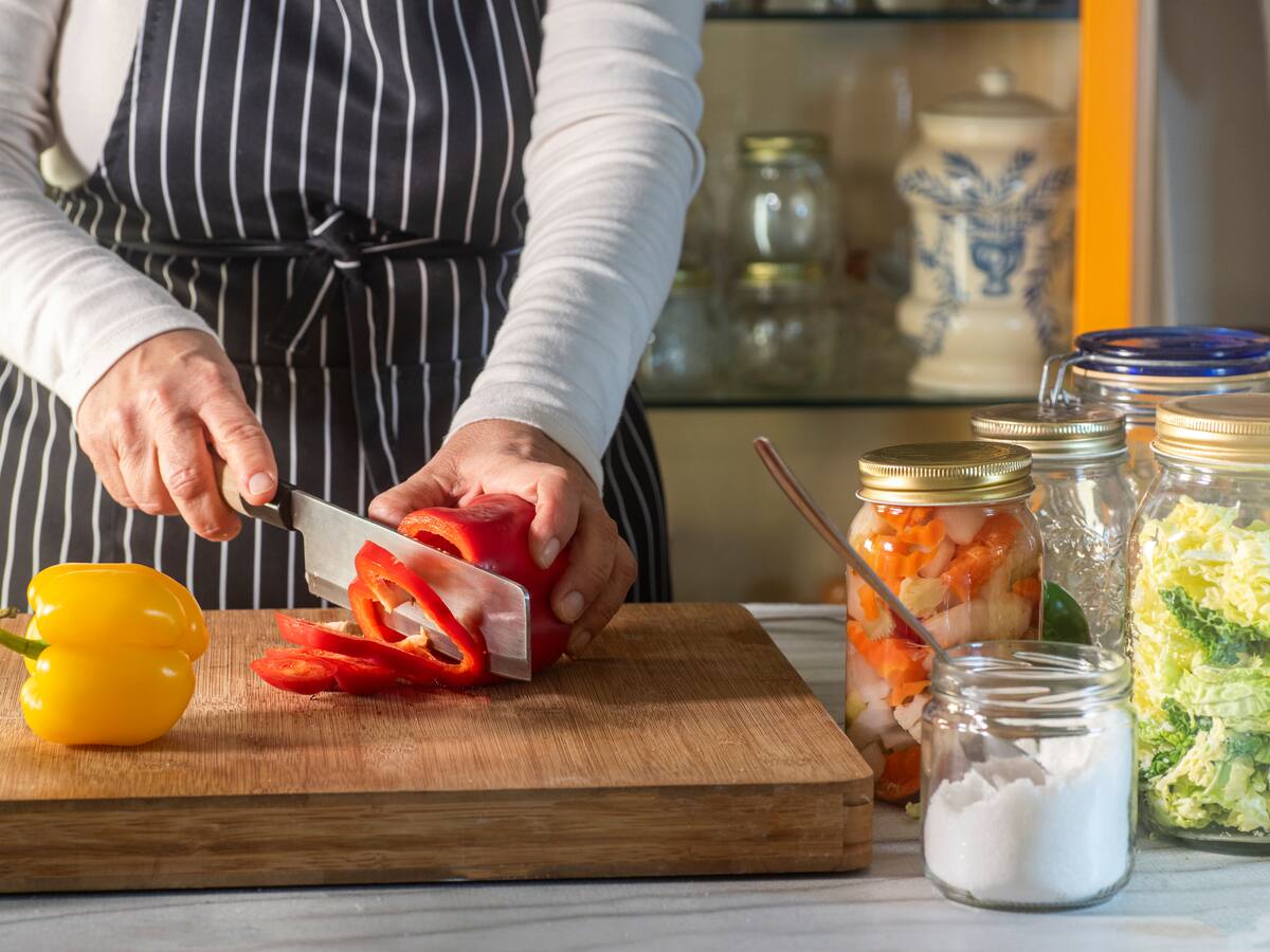 Ni en el refrigerador ni en el mesón de cocina: Así debes conservar el pimentón para que dure más tiempo