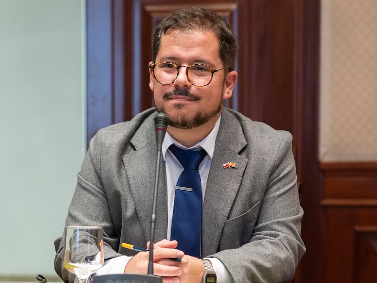 Embajador de Chile en España Javier Velasco por polémicas fotos: «No se repetirá algo como esa publicación»