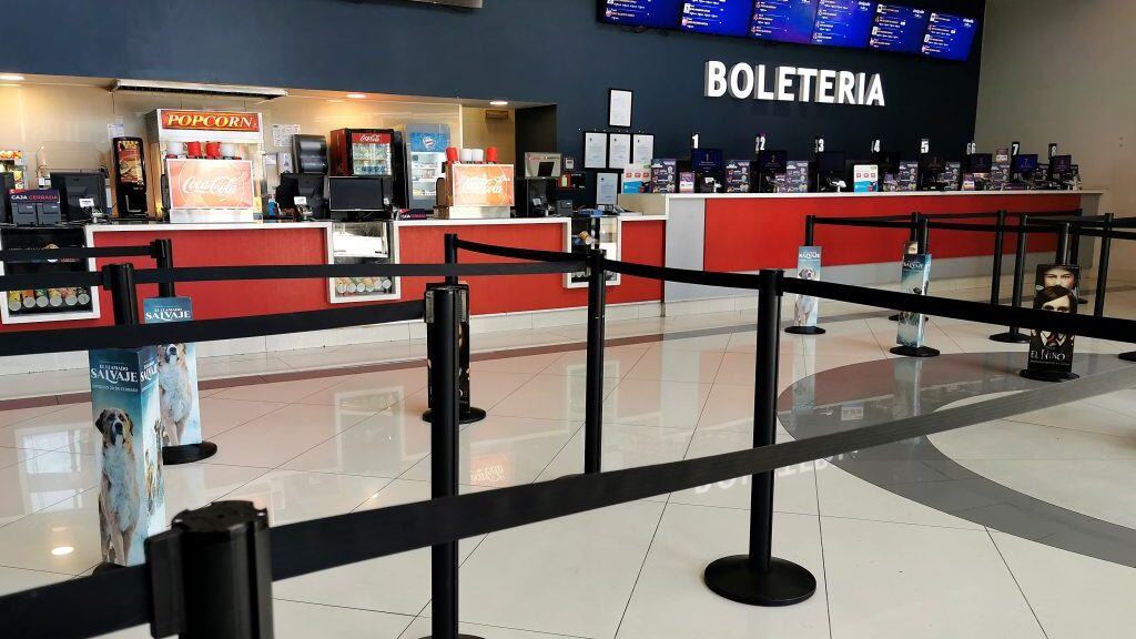 16 de Marzo de 2020/SANTIAGOBoletera de Cine Hoyts casi vaca en el Mall Plaza Egaa donde se evidencia una baja de afluencia de publico a comparacin a otros das, luego de entrar en fase 4 ante el aumento de infectados por el Coronavirus 
FOTO:MARIO DAVILA/AGENCIAUNO