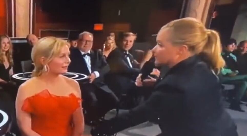 Amy Schumer y Kirsten Dunst | Captura