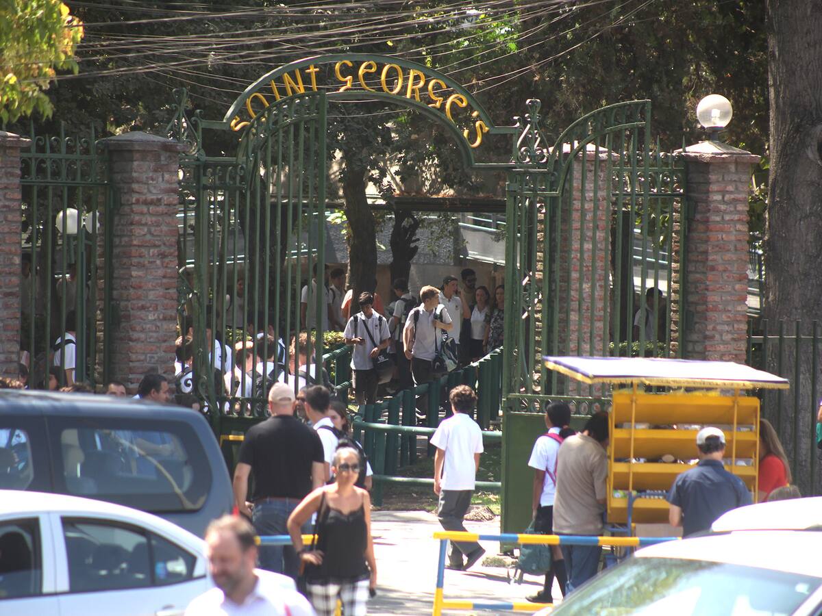 Colegio Saint George: Corte ordena cancelar matrículas de alumnos que crearon imágenes desnudas de sus compañeras con IA