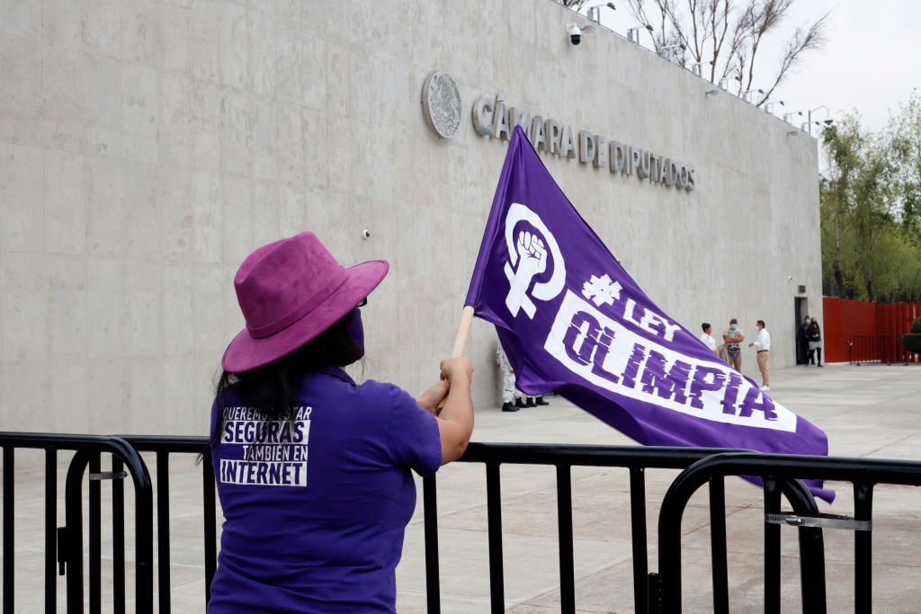 Una mujer celebra la aprobación de la Ley Olimpia en México