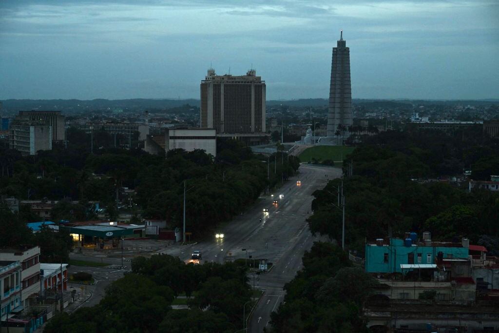 Las calles, las viviendas y los edificios sin energía eléctrica en la ciudad de La Habana, luego de un apagón a nivel nacional en Cuba