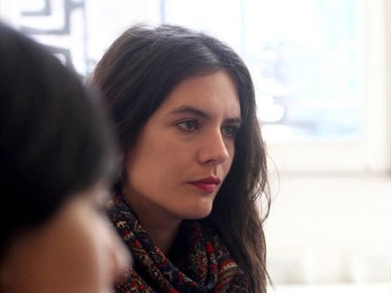 Conductor usa noticias falsas para acusar de grave delito a Camila Vallejo