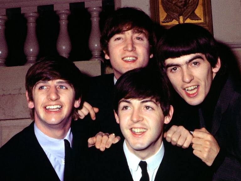 Desde ropa hasta un dibujo de Hitler: los curiosos objetos de The Beatles que serán subastados en Nueva York