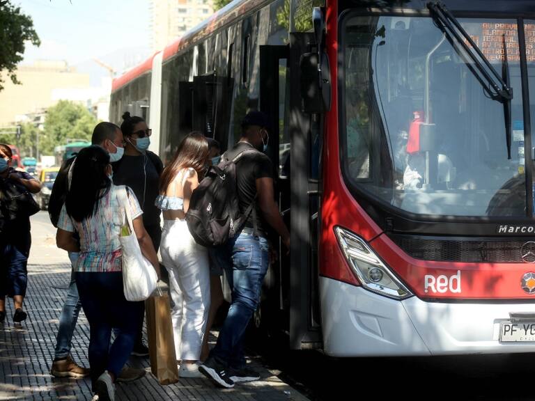 Gobierno descarta aumento en impuesto al diésel y adelantan que podrían congelar eventual alza en la tarifa del transporte público