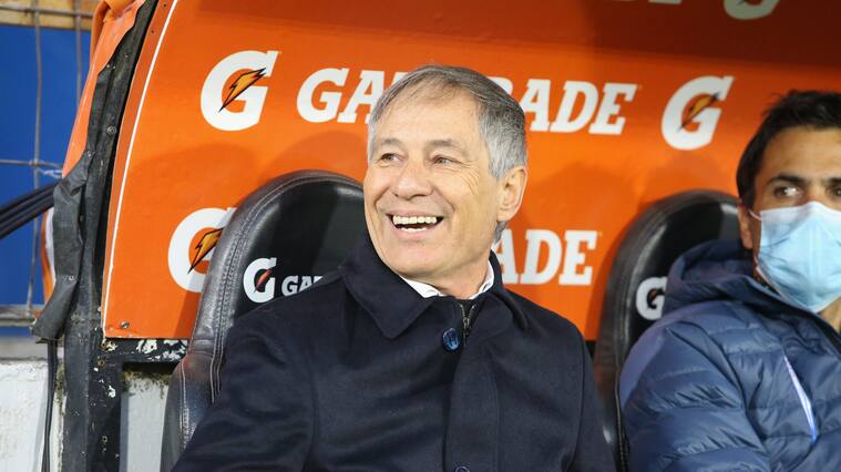 Ariel Holan sonríe en su vuelta a la Universidad Católica