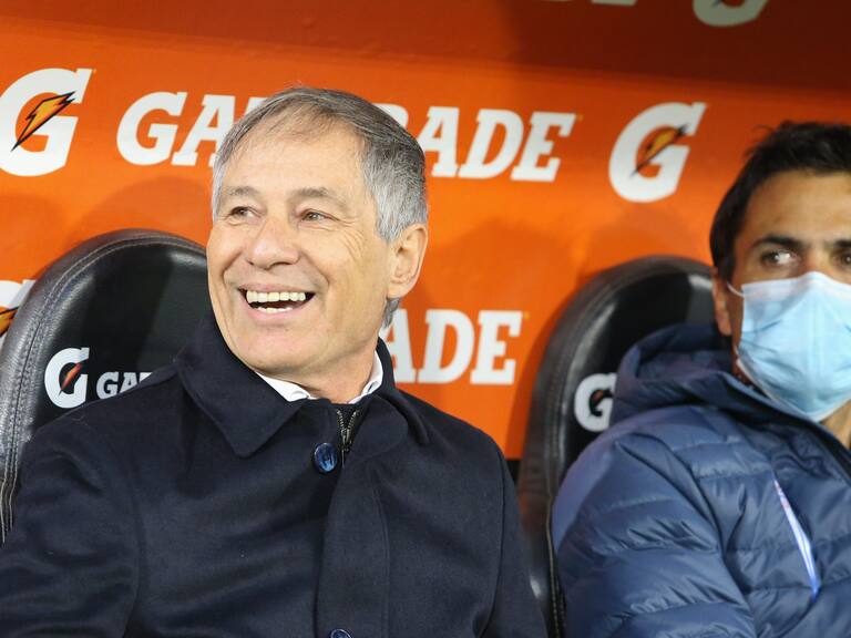 Ariel Holan sonríe en su vuelta a la Universidad Católica