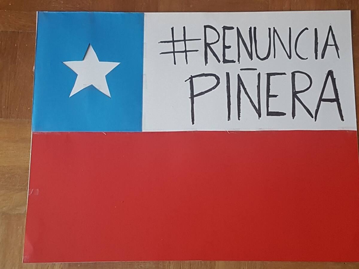 En el SmackDown de la WWE apareció un cartel de «Renuncia Piñera»