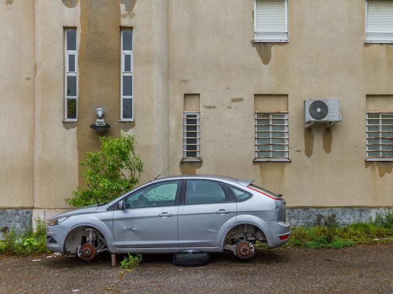 ¿Qué puedo hacer si hay un auto abandonado afuera de mi casa o en mi barrio?