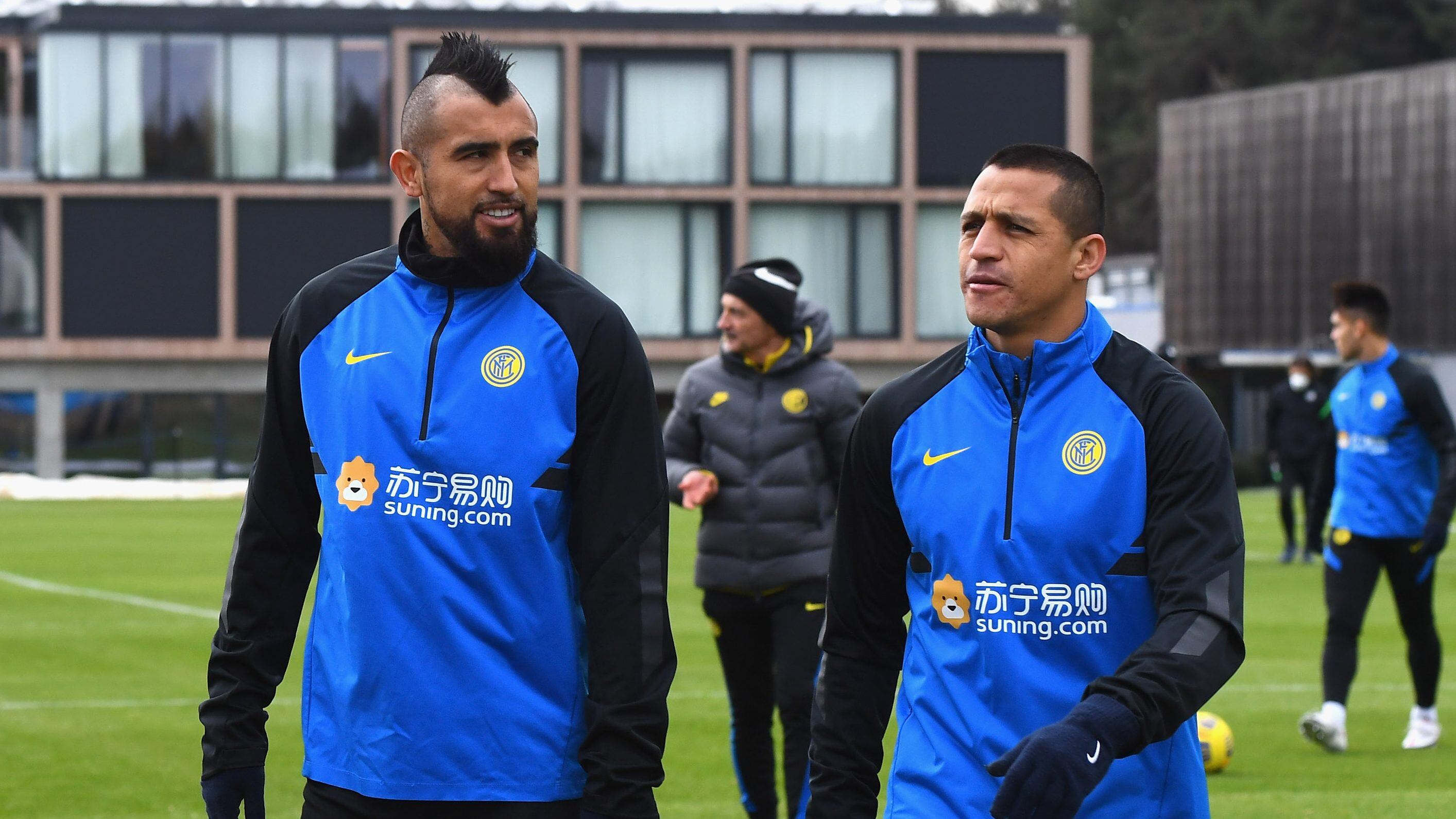 COMO, ITALY - JANUARY 15: Alexis Sanchez (R) and Arturo Vidal attend an FC Internazionale training session at Appiano Gentile on January 15, 2021 in Como, Italy. (Photo by Claudio Villa - Inter/Inter via Getty Images)