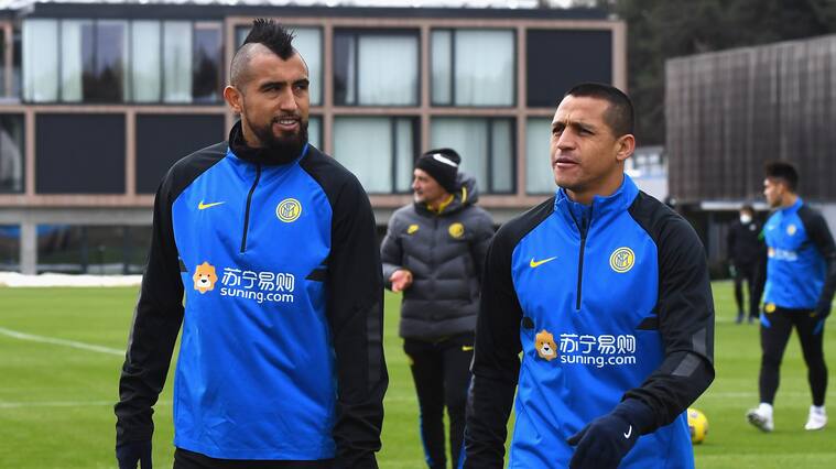COMO, ITALY - JANUARY 15: Alexis Sanchez (R) and Arturo Vidal attend an FC Internazionale training session at Appiano Gentile on January 15, 2021 in Como, Italy. (Photo by Claudio Villa - Inter/Inter via Getty Images)