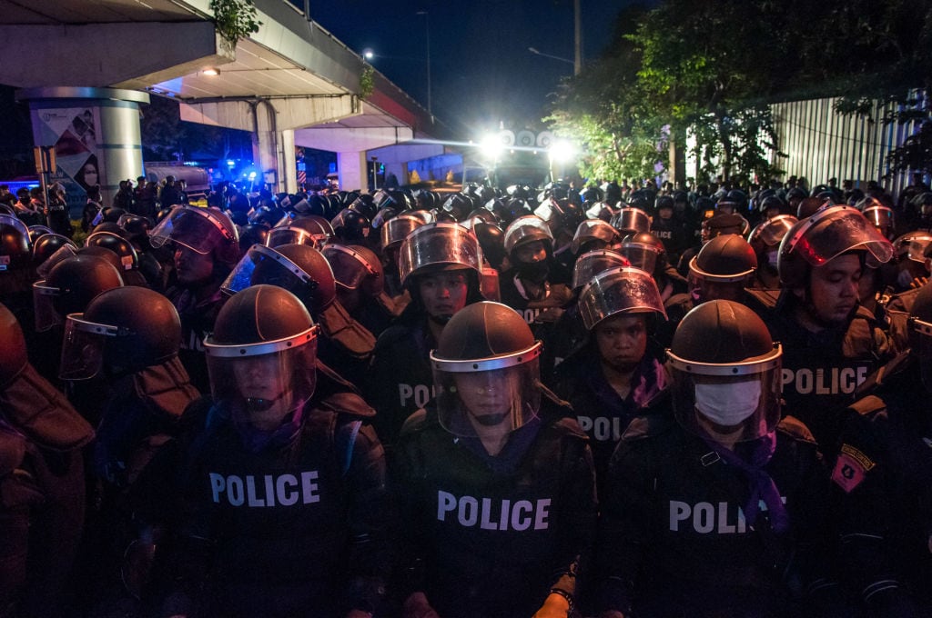 Fuerzas policiales cargan contra manifestantes en Bangkok