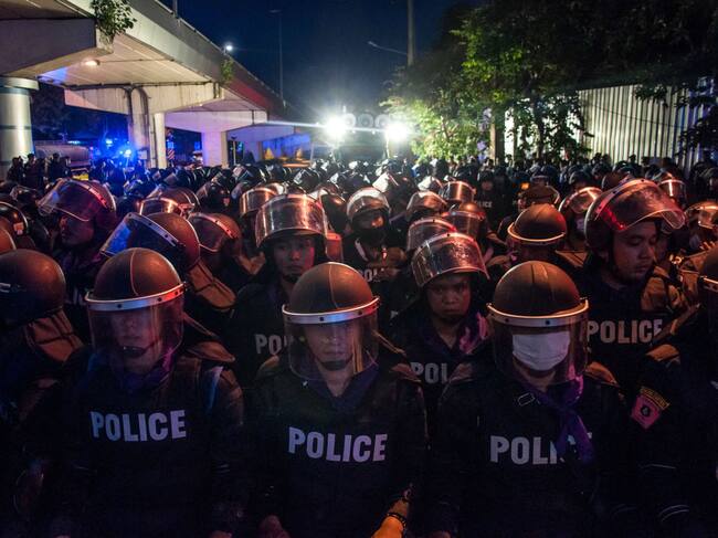 Fuerzas policiales cargan contra manifestantes en Bangkok