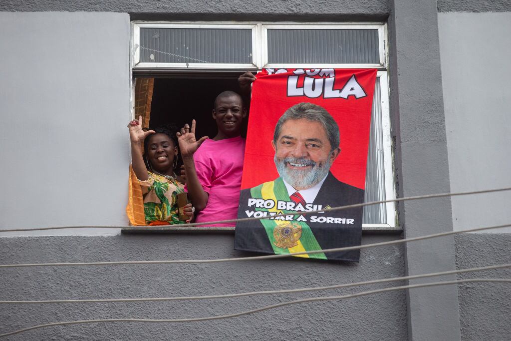 Seguidores de Lula Da Silva hacen el signo de la «L» en apoyo al opositor