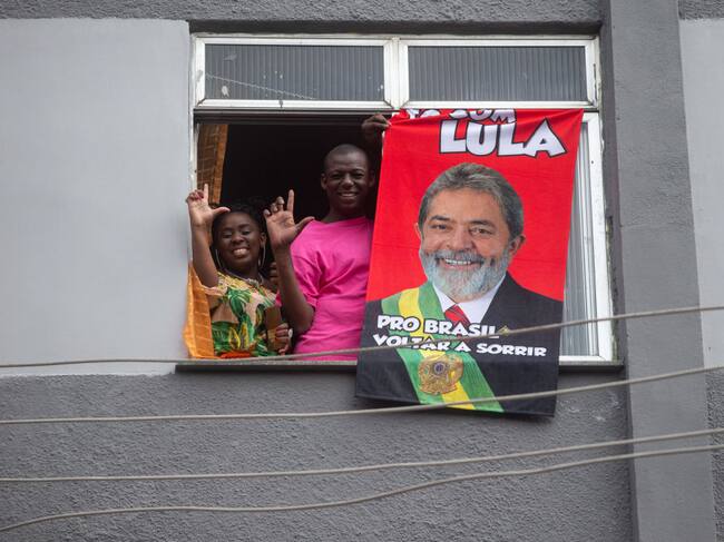 Seguidores de Lula Da Silva hacen el signo de la «L» en apoyo al opositor
