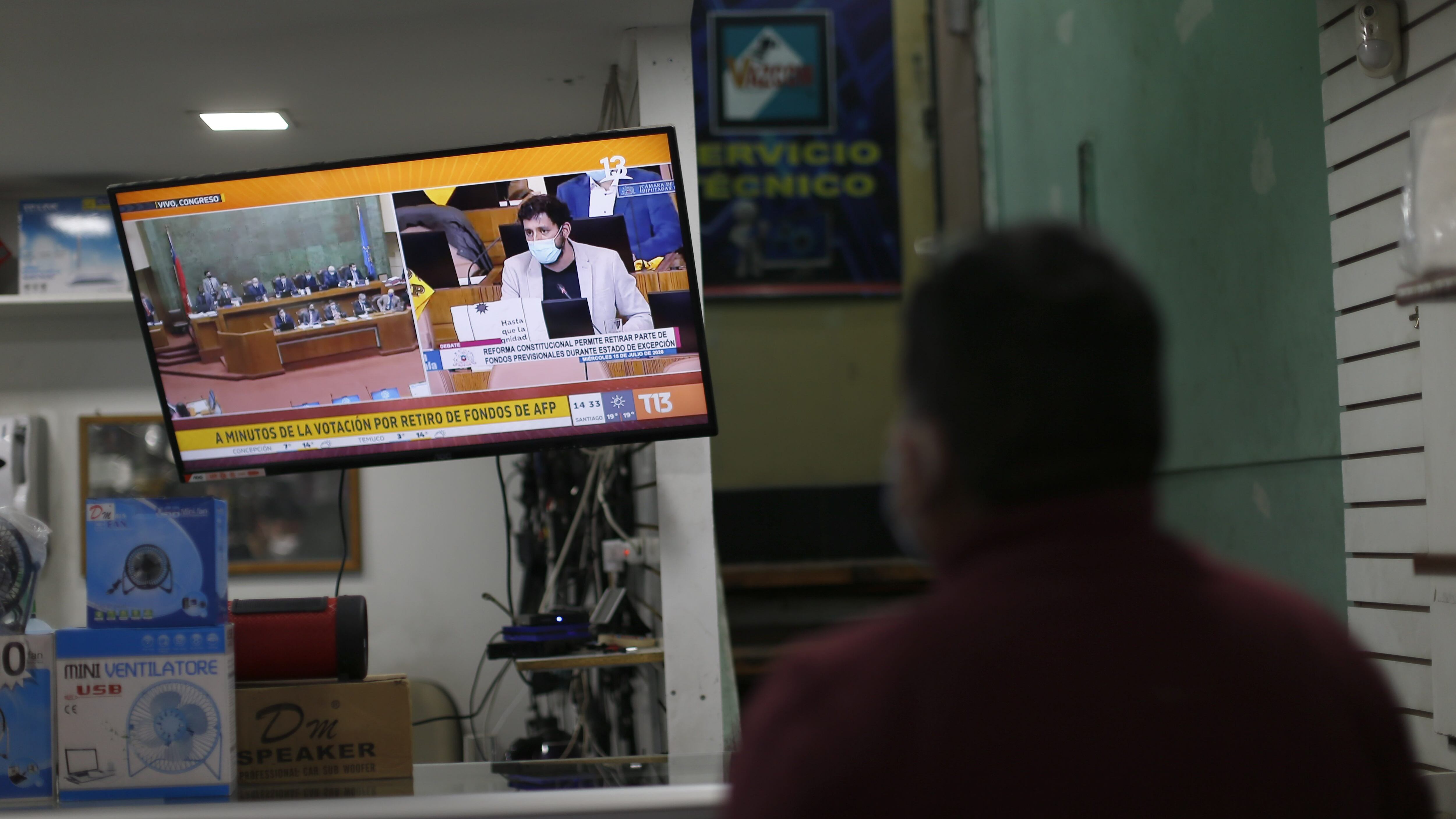 15 de Julio de 2020/SANTIAGO El dueo de un local observa la television, durante la votacin para aprobar el 10% de las AFP.
FOTO:Cristobal Escobar/Agencia UNO