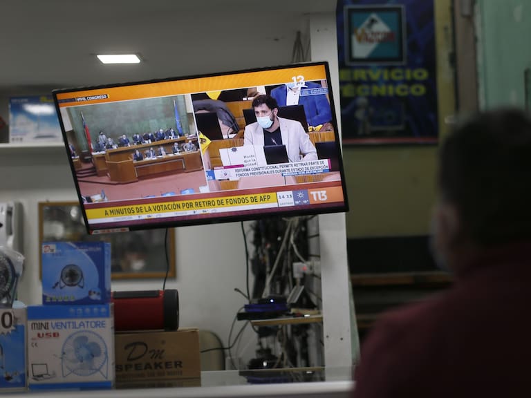 15 de Julio de 2020/SANTIAGO El dueo de un local observa la television, durante la votacin para aprobar el 10% de las AFP.
FOTO:Cristobal Escobar/Agencia UNO