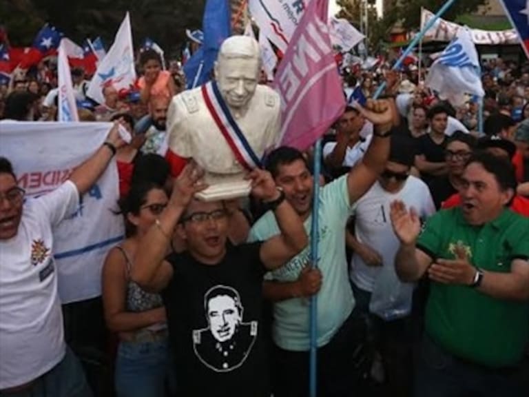 Hombre que celebró con busto de Pinochet: «No me gusta Piñera, pero es lo mejor para Chile»