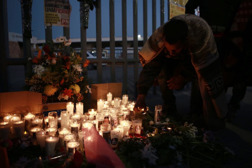 Recuerdan a víctimas de siniestro en estación migratoria en México
