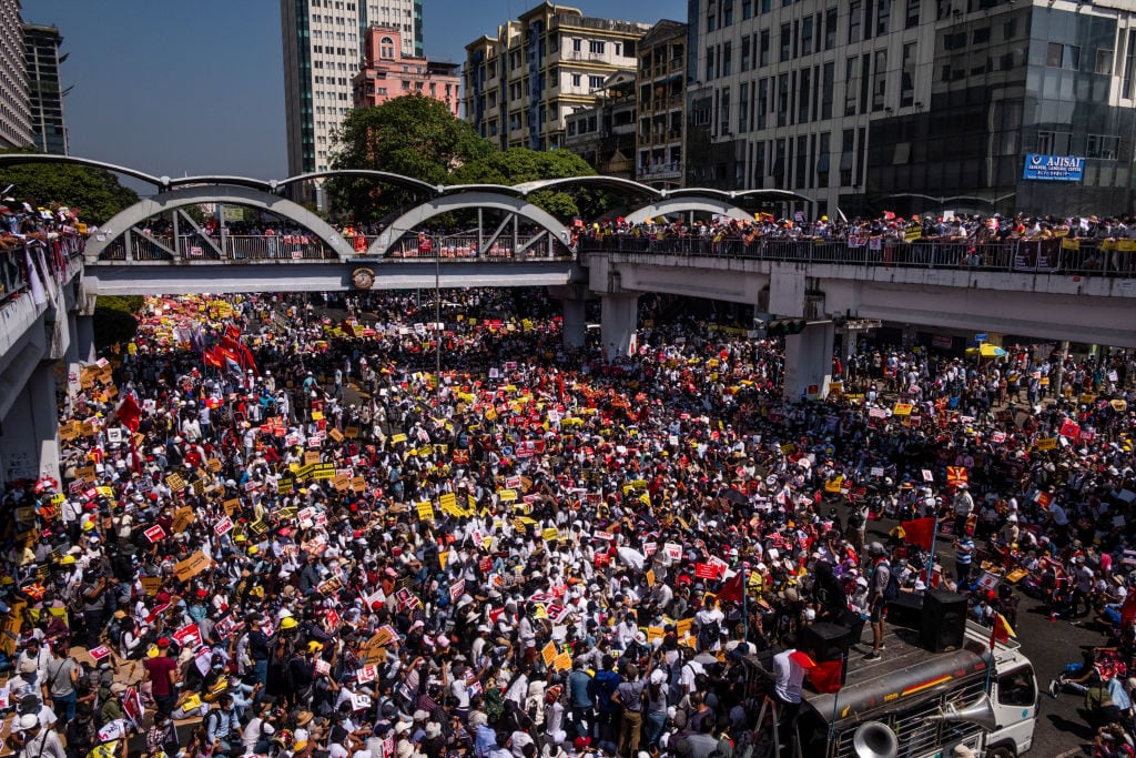 Masivas protestas contra el golpe militar en Myanmar